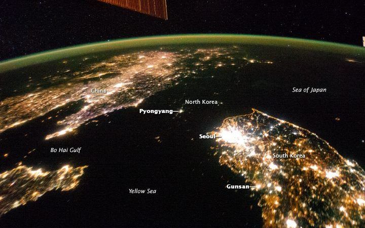 Noord-Korea is nauwelijks te zien op deze satellietbeelden. Foto NASA