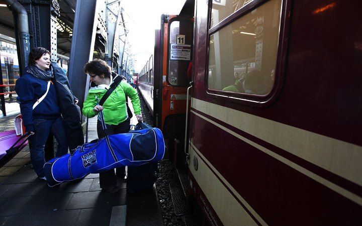 UTRECHT - Wintersportgangers stappen zaterdagochtend op Utrecht Centraal op de wintersporttrein naar Oostenrijk. Veel liefhebbers van de sneeuw vertrekken dit weekend voor een wintersportvakantie. Foto ANP