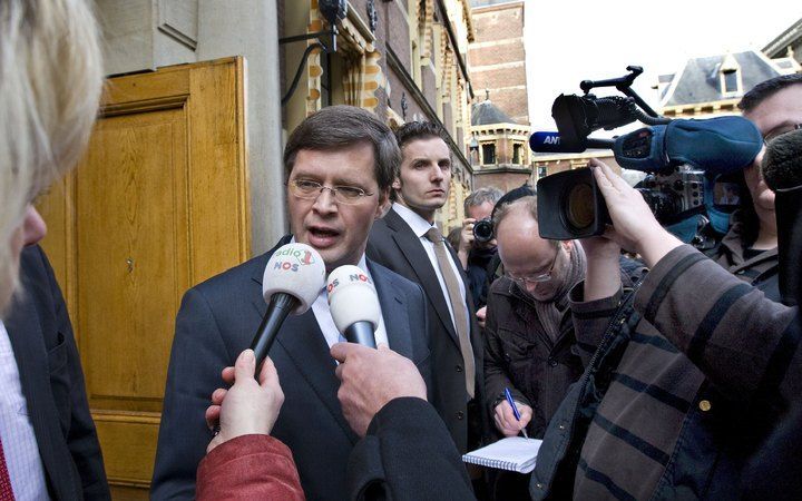 DEN HAAG - Premier Balkenende staat zaterdagmiddag na afloop van een gesprek met vicepremier Rouvoet (ChristenUnie) de pers te woord over de kabinetscrisis, op het Binnenhof in Den Haag. Foto ANP