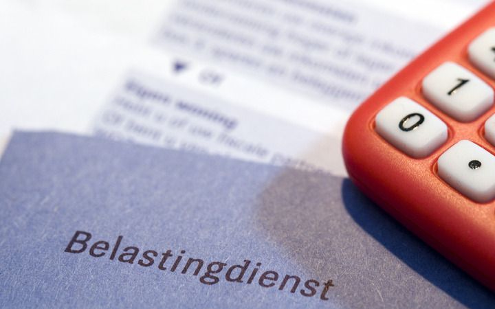 DEN HAAG – De Belastingdienst heeft sinds 1 maart ruim 2,4 miljoen aangiften ontvangen over 2009. Naar verwachting doen in totaal bijna negen miljoen mensen voor 1 april aangifte. Iedereen die voor die datum aangifte doet, krijgt uiterlijk 1 juli bericht 