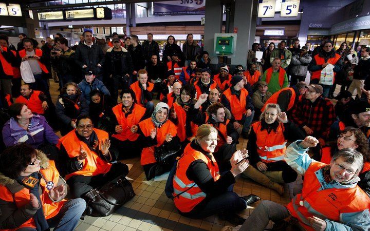 UTRECHT (ANP) – Enkele honderden schoonmakers hebben zich dinsdag op station Utrecht Centraal verzameld voor een zitactie. Ze eisen onder meer een hoger loon. „We zijn moe van het staken de afgelopen vijf maanden, dus zijn we maar gaan zitten”, aldus FNV–