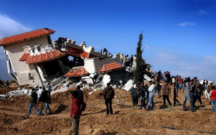 GAZA–STAD (ANP/RTR) – Israëlische gevechtsvliegtuigen hebben donderdag een bombardement in de Gazastrook uitgevoerd. Hierbij zijn zeker acht Palestijnen gedood, onder wie twee vrouwen. Foto EPA