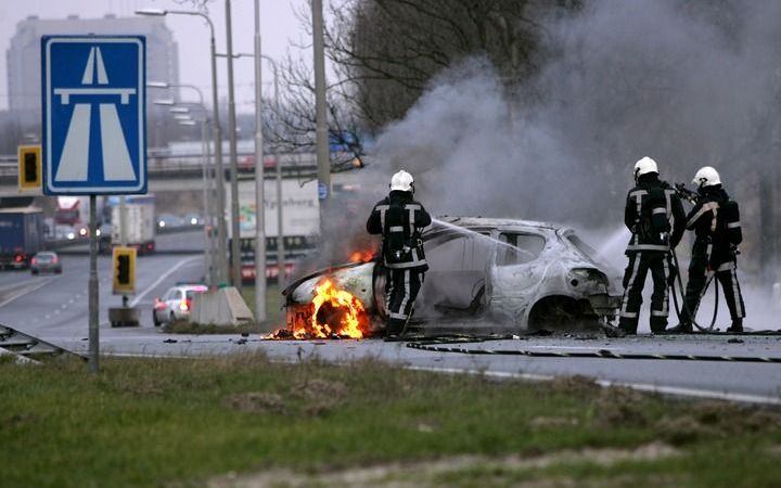 Op de oprit van de A13 bij Delft is dinsdag een auto in brand gevlogen. Foto ANP