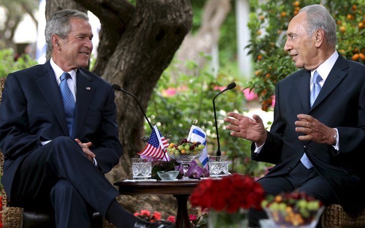 JERUZALEM - De Amerikaanse president George Bush (l.) voerde woensdag overleg met zijn Israëlische ambtgenoot Shimon Peres in diens residentie in Jeruzalem. Bush bezoekt Israël ter gelegenheid van de zestigste verjaardag van de Joodse staat. Foto EPA