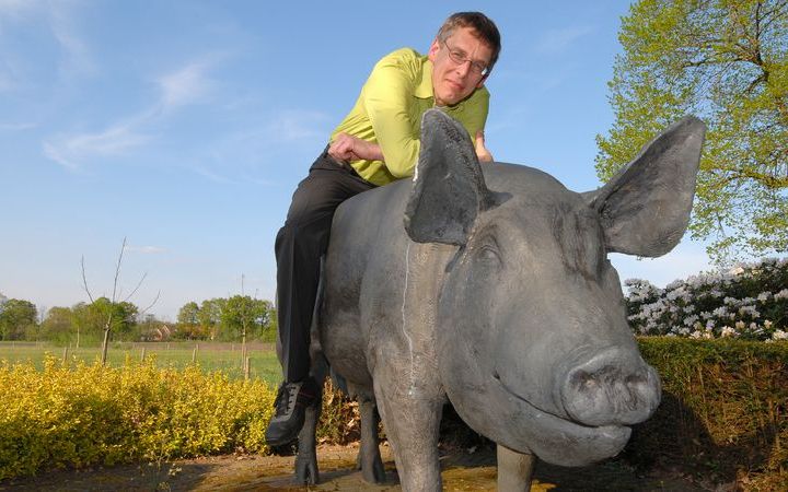 LELYSTAD – Dr. Ir. Karel de Greef, onderzoeker bij de Animal Sciences Group van de Wageningen Universiteit, vindt dat dierenwelzijn moet. „Varkens varen er wel bij als hun gedrag wordt beloond. En de samenleving dwingt het af.” Foto Ruben Meijerink