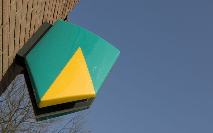 AMSTERDAM - Logo van ABN Amro aan een kantoor in Bussem. Klanten van ABN Amro kunnen al sinds het begin van vrijdagmiddag niet bij hun bankgegevens via internet. Ook telebankieren is momenteel niet mogelijk. Foto ANP