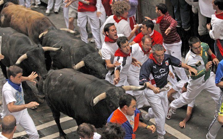 PAMPLONA – Bij het traditionele stierenrennen in het Spaanse Pamplona zijn zaterdag vijf gewonden gevallen. Een stier perforeerde het achterwerk van een 26-jarige Colombiaan, die naar het ziekenhuis moest, zei de politie. Foto EPA