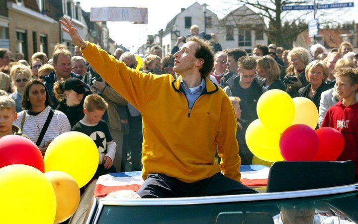 Arjan Erkel rijdt door zijn geboorteplaats Westdorpe na zijn vrijlating. Foto ANP