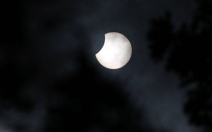 SITTARD- Zonsverduistering in Sittard. De gedeeltelijke zonsverduistering is vrijdagochtend toch in een groot deel van het land te zien. Foto ANP