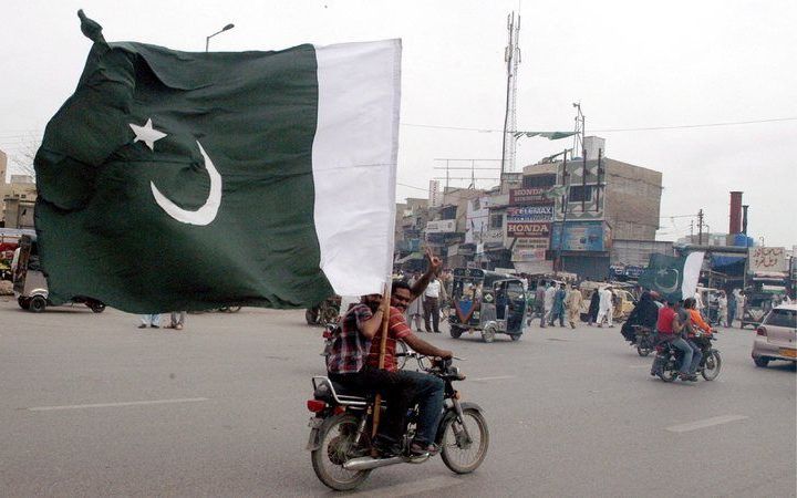 De Pakistaanse onafhankelijkheidsfeesten werden overschaduwd door een zelfmoordaanslag in de oostelijke stad Lahore. Een onbekend persoon blies zich woensdagavond op in een menigte. Daarbij kwamen zeker acht mensen om het leven. Foto EPA