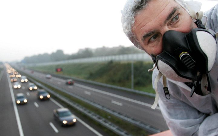 DEN HAAG (ANP) - Milieuorganisaties als het veel bekritiseerde Milieudefensie zijn gewaarschuwd. Milieuminister Cramer sluit niet uit dat zij de subsidiekraan dichtdraait, liet ze zaterdag weten. Foto: ANP