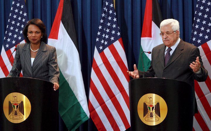 GAZA - De Amerikaanse minister van Buitenlandse Zaken Concoleezza Rice gisteren met de Palestijnse president Mahmoud Abbas. Foto EPA.