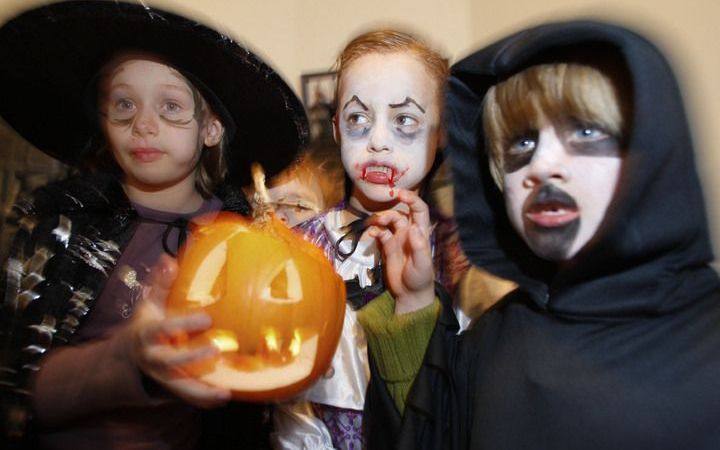 Urker predikanten waarschuwen de bevolking tegen Halloween. Foto ANP