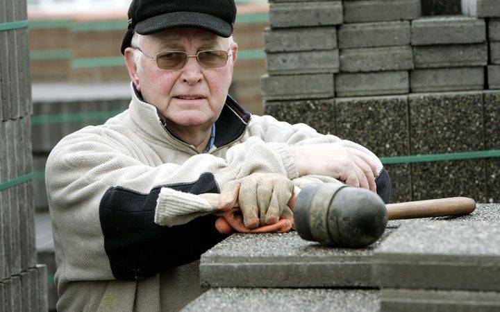 Oudere werknemers met een goed salaris gaan er bij ontslag flink op achteruit. Foto ANP