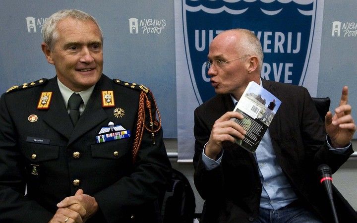 Nederlandse ISAF-militairen in Uruzgan zijn niet buiten hun boekje getreden door Amerikaanse militairen van de Operation Enduring Freedom (OEF) te steunen. Dat stelden minister Verhagen (Buitenlandse Zaken) en commandant der strijdkrachten Peter van Uhm d