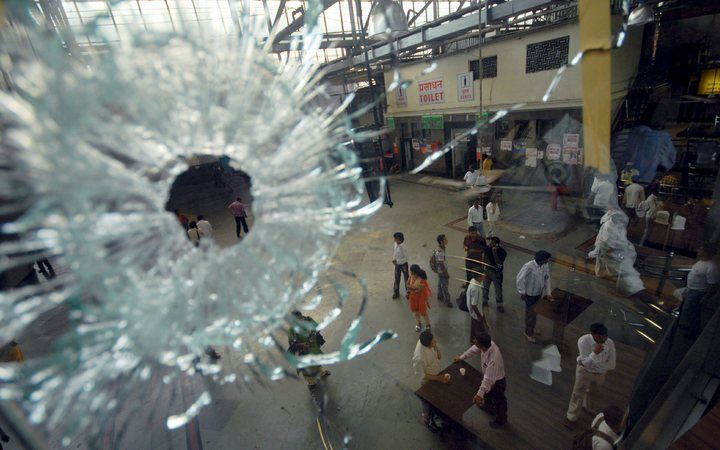 Kogelgat in een restaurant in Bombay, na gevechten tussen terroristen en de politie. Foto EPA