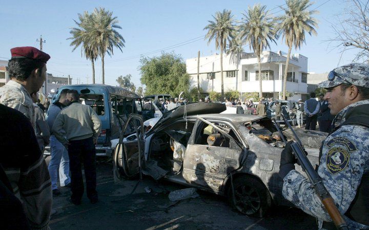 BAGDAD – Bij een bomaanslag op een druk plein in Bagdad zijn zaterdag twintig mensen omgekomen. Dat heeft het Amerikaanse leger gezegd. Foto EPA