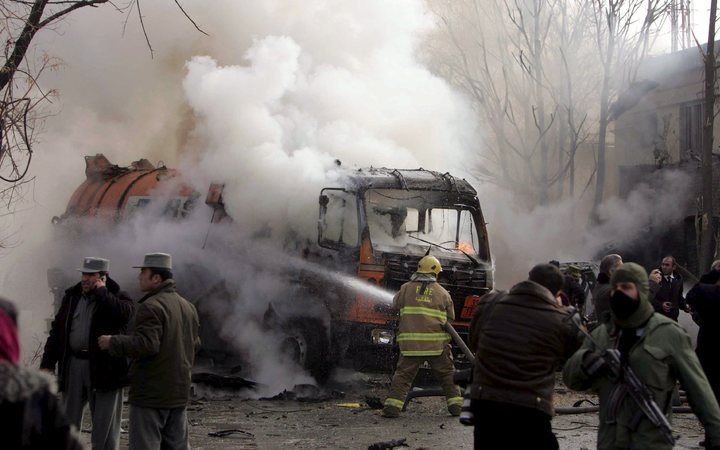 KABUL – Voor de Duitse ambassade in Kabul heeft zich zaterdag een zware explosie voorgedaan. Daardoor zijn drie Afghaanse burgers om het leven gekomen. Dat is van ooggetuigen in de Afghaanse hoofdstad vernomen. Foto EPA