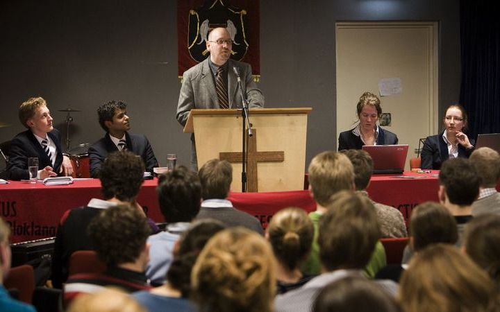 ROTTERDAM – „Het gezag van de Schrift resulteert in een toegerust volk dat goede werken doet”, zei prof. dr. Patrick Nullens, hoogleraar aan de Leuvense Evangelische Theologische Faculteit, woensdagavond in een lezing voor CSFR-studenten in Rotterdam. Hij