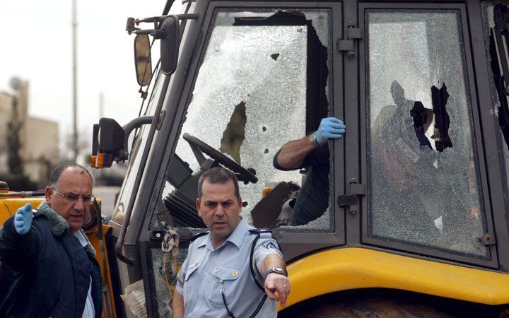 JERUZALEM - Een chauffeur van een bulldozer is donderdag in Jeruzalem doodgeschoten, nadat hij een lege bus en een politieauto had geramd. Foto EPA