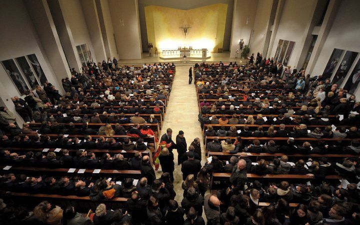 Honderden rouwenden hebben woensdagavond tijdens een oecumenische kerkdienst de slachtoffers herdacht van het bloedbad in het Zuid-Duitse Winnenden eerder op de dag. Foto EPA