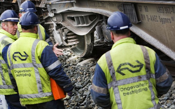 De schade die is ontstaan aan het spoor door de ontsporing van een goederentrein maandagmorgen gaat ProRail miljoenen kosten. „Een eerste voorzichtige schatting van de reparatiekosten ligt tussen de 2,5 en de 5 miljoen euro”, aldus een woordvoerster van P