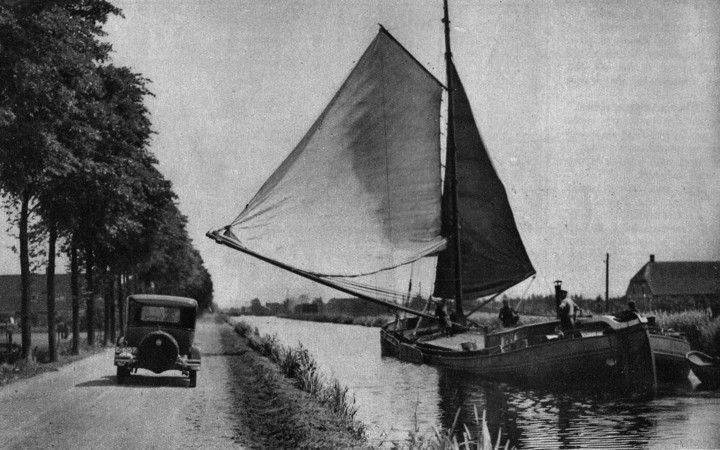 Turfschepen voeren af en aan om de kostbare lading ­te transporteren.