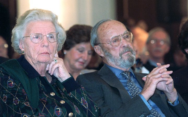 De Koninginnedagviering in Apeldoorn staat in het teken van de 100e geboortedag van koningin Juliana. Dat maakte burgemeester G. J. de Graaf van Apeldoorn woensdagmorgen bekend bij de presentatie van het programma voor de Koninginnedagviering in Apeldoorn