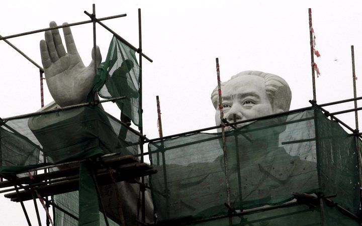 CHENGDU - Een standbeeld van Mao Zedong in de steigers in Chengdu. Foto EPA