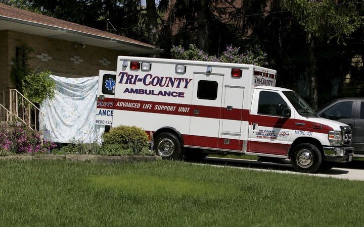 De van oorlogsmisdaden verdachte Demjanjuk werd eerder deze week uit zijn huis gehaald en afgevoerd met een ambulance. Foto EPA