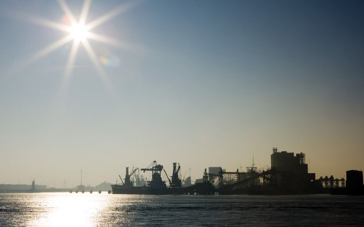 ROTTERDAM – Rotterdam mag zich de grootste haven van Europa blijven noemen, maar mondiaal bezet de stad de vierde plaats. Dat blijkt uit de woensdag verschenen Rotterdam Port Statistics over 2008. Foto ANP