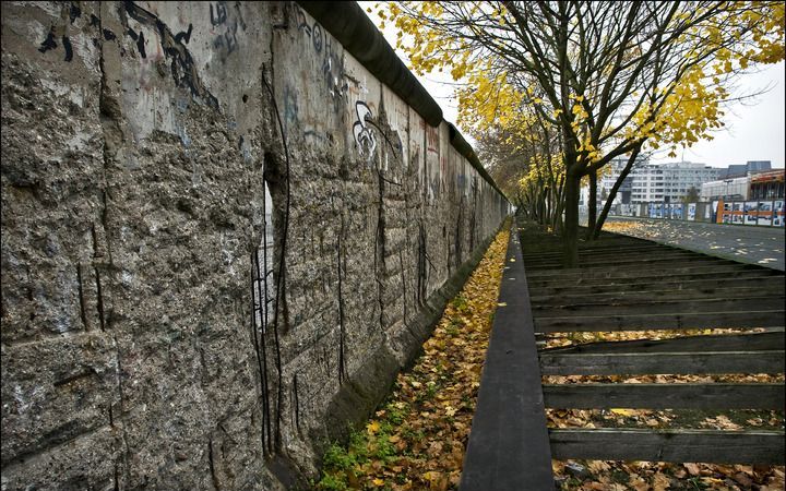 Uit onderzoek blijkt dat Duitsers uit oost en west wantrouwig tegenover elkaar blijven staan. Foto: overblijfselen van de Muur in Berlijn. Foto EPA