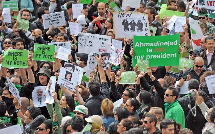 In diverse Europese steden wordt gedemonstreerd tegen de Iraanse verkiezingsuitslag. In Teheran zelf zijn aanhangers van Mousavi dinsdag weer de straat op gegaan, ondanks de oproep van hem om dinsdag niet te demonstreren. Foto EPA