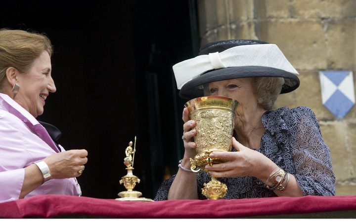 Koningin Beatrix kreeg in 2005, tijdens haar bezoek aan Veere ter gelegenheid van haar 25-jarige jubileum als vorstin, wijn aangeboden in de beker waaruit alleen de markies mag drinken; een van haar titels is markiezin van Veere. Foto ANP