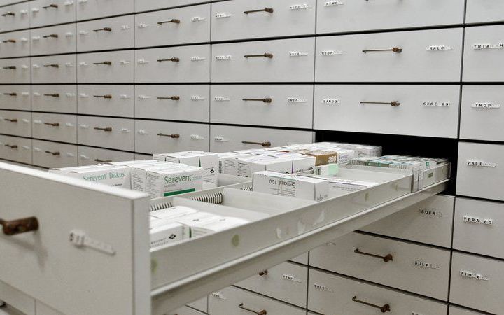 AMSTERDAM - Medicijnengroothandel en uitbater van apotheken Mediq, voorheen OPG, schrapt 200 voltijdbanen. Daarbij zullen ook gedwongen ontslagen vallen, zo liet bestuursvoorzitter Marc van Gelder woensdag weten. Foto ANP