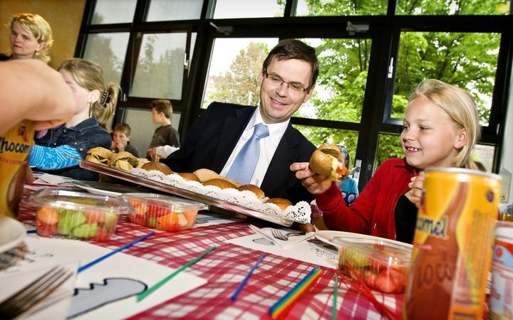 Minister Rouvoet (CU, Jeugd en Gezin) kan de jeugdzorg ontlasten door de netwerken rondom gezinnen te versterken. Foto ANP