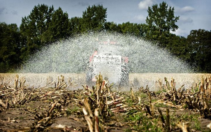 WINTERSWIJK - Duitse en Nederlandse melkveehouders rijden maandag melk uit in Winterswijk. Met de actie protesteren de boeren tegen de lage melkprijs. Foto ANP