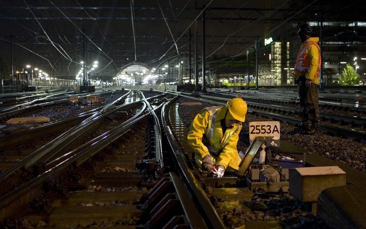 Medewerkers van Strukton werken aan het spoor. Foto ANP