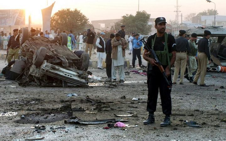 ISLAMABA – Zeker zeven mensen zijn zaterdag gedood door een aanslag op een controlepost van de politie in de Pakistaanse stad Peshawar. Circa vijfentwintig mensen raakten gewond. Foto EPA