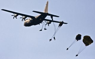 Parachutisten bootsen operatie Market Garden uit. Foto ANP