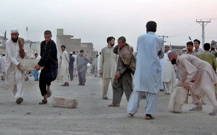 Inwoners van Peshawar blokkeren een weg nadat dertien mensen zijn omgekomen bij gevechten tussen moslimsgroepen. Foto EPA