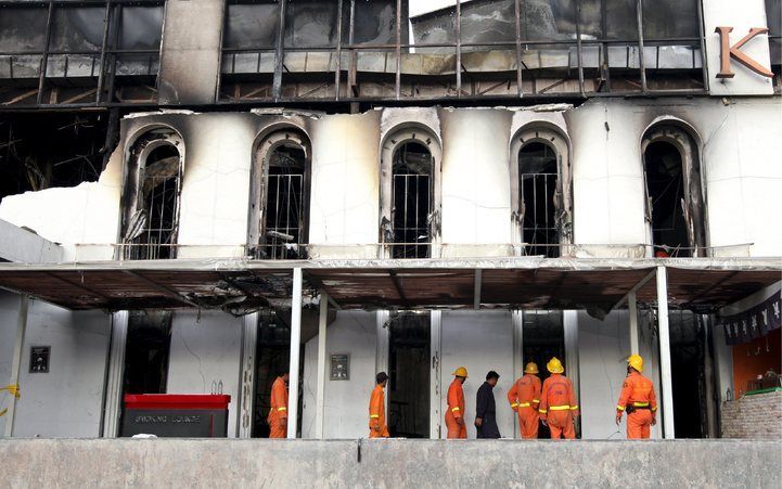 De Thaise autoriteiten hebben vrijdag schokkende foto’s opgehangen van de nog niet geïdentificeerde slachtoffers van de oudejaarsbrand in Bangkok. Foto EPA