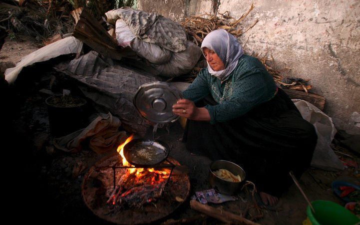 BEIT LAHIYA – De Palestijnse Amna al-Attar kookte donderdag haar potje op een houtvuurtje, voor haar verwoeste huis in het dorp Beit Lahiya, in het noorden van de Gazastrook. Haar huis ging in vlammen op tijdens de Israëlische operatie in de Gazastrook. F