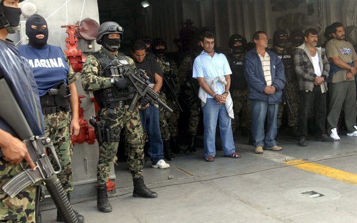 WASHINGTON - De Verenigde Staten gaan hun strijd tegen de Mexicaanse drugscriminaliteit fors opvoeren. Foto: Drugshandelaars aangehouden door de Mexicaanse Marine. Foto EPA