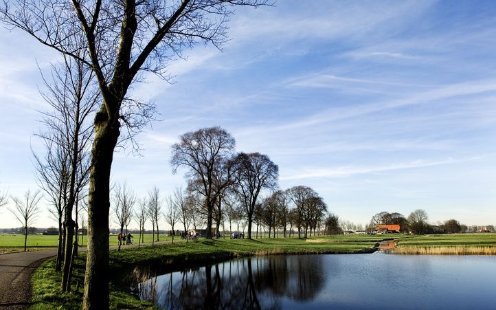 KAMPEN – De Zwartendijk, die al sinds de 14e eeuw door het Kamper buitengebied slingert, wordt bedreigd door woningbouwplannen van de gemeente Kampen en de aanleg van de Hanze lijn. Donderdagavond debatteert de raad over de voorgenomen bouwplannen. De Wer