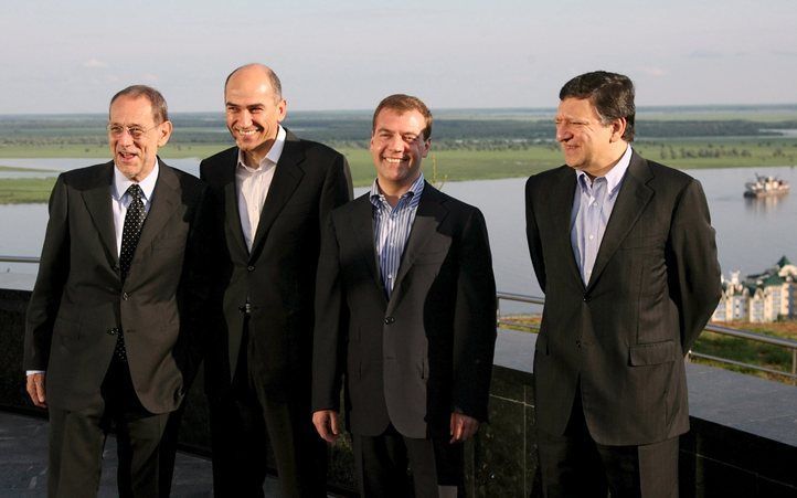 KHTANTY-MANIISK - Van links naar rechts EU-buitenlandcoördinator Javier Solana, voorzitter van de EU Janez Janza , de Russische President Dmitry Medvedev en voorzitter van de Europese Commissie José Manuel Barrosso. Foto EPA