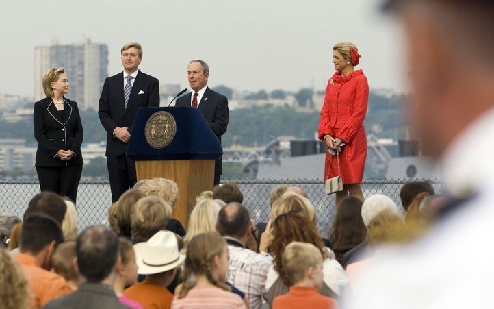 NEW YORK - Burgemeester van New York Michael Bloomberg (derde van links) houdt een speech bij het startsein voor de NY400-week in Manhattan, New York, met van links naar rechts minister van Buitenlandse zaken Hillary Clinton, kroonprins Willem Alexander e