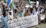 KARACHI - Een betoging georganiseerd door de grootste Pakistaanse moslimpartij, de Jamaat-e-Islami in de Zuid-Pakistaanse stad Karachi. Enkele betogers eisten dat Pakistan de diplomatieke betrekkingen met Nederland verbreekt. Foto EPA