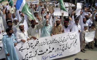 KARACHI - Een betoging georganiseerd door de grootste Pakistaanse moslimpartij, de Jamaat-e-Islami in de Zuid-Pakistaanse stad Karachi. Enkele betogers eisten dat Pakistan de diplomatieke betrekkingen met Nederland verbreekt. Foto EPA
