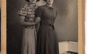 Carry Ulreich (r.) met zus Rachel tijdens de oorlog. beeld Mozaïek
